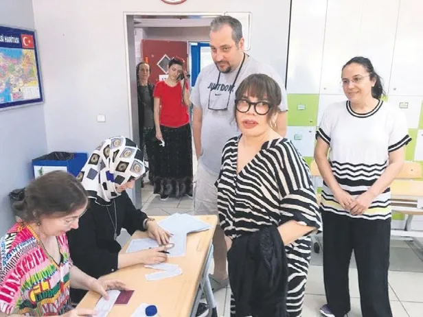 Türkan Şoray ve Sibel Can, oy vermek için gittikleri okulda karşılaştı, hatıra fotoğrafı çektirdiler-10