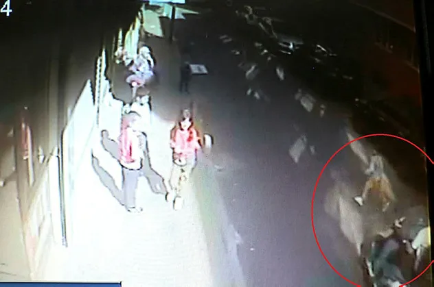Motosikletle çarptı! Hiçbir şey olmamış gibi kaçtı! Saniye saniye kaydedildi