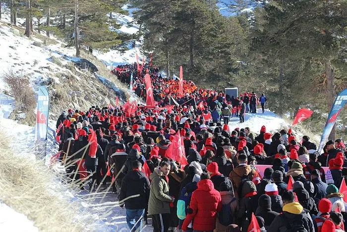 Türkiye "Bu toprakta izin var" temasıyla binlerce kişi yine Sarıkamış'ta şehitleri için yürüdü-2