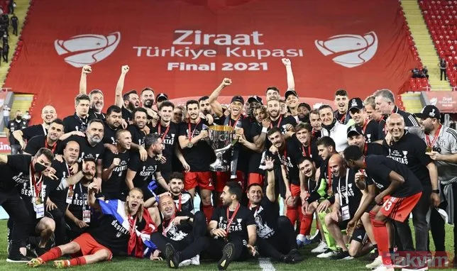 Ziraat Türkiye Kupası'nı kazanan Beşiktaş kupayı kaldırdı! İşte kutlamalardan kareler...