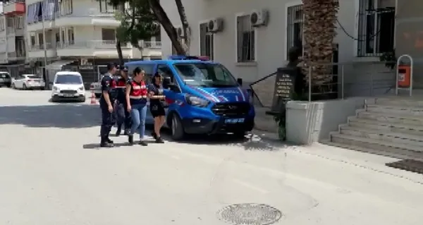 altin-disli-sahte-savci-film-gibi-operasyon-azerbaycan-uyruklu-leman-n-gazinoda-yakalandi-1656055588069.jpg Altın dişli sahte savcı! Film gibi operasyon: Azerbaycan uyruklu Leman N. gazinoda yakalandı-4