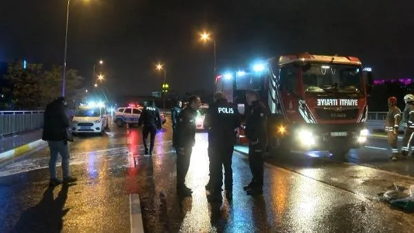 Sultanbeyli'de bariyerleri aşan otomobil yön tabelasına çarparak durabildi-4