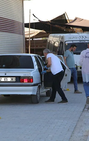 Şanlıurfa'da pazar yerinde otomobili taradılar: 1 ölü
