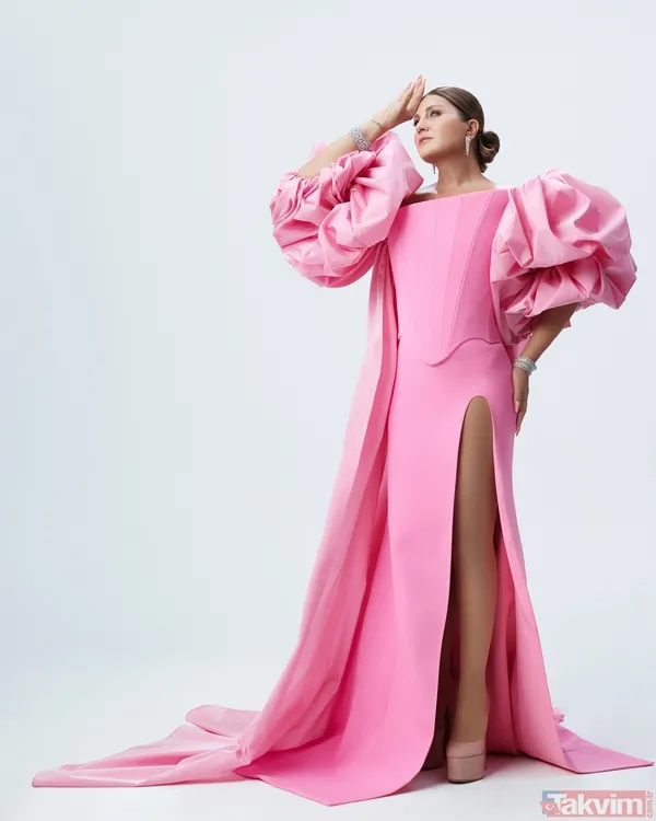 Önceki akşam bir mekanda sahne alan ünlü şarkıcı, giydiği kıyafetle yine gündem oldu. Dar kesim yeşil elbisesiyle sahne alan ünlü şarkıcının konser...