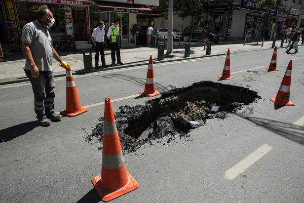 iski-borusundan-sizan-su-yolda-cokmeye-neden-oldu-1593353161536.jpg İSKİ borusundan sızan su yolda çökmeye neden oldu-4