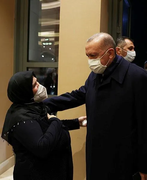 baskan-erdogan-iyi-ki-varsin-eren-filminin-galasinda-sehidin-annesi-ayse-bulbul-ile-birlikte-izledi-1640883681656.jpeg Başkan Erdoğan "İyi ki Varsın Eren" filminin galasında: Şehidin annesi Ayşe Bülbül ile birlikte izledi-2