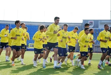 Fenerbahçe dar alanda pas çalıştı