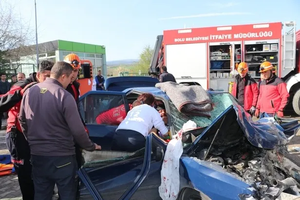 Son dakika: İşçileri taşıyan midibüs otomobille çarpıştı: 12 yaralı-6
