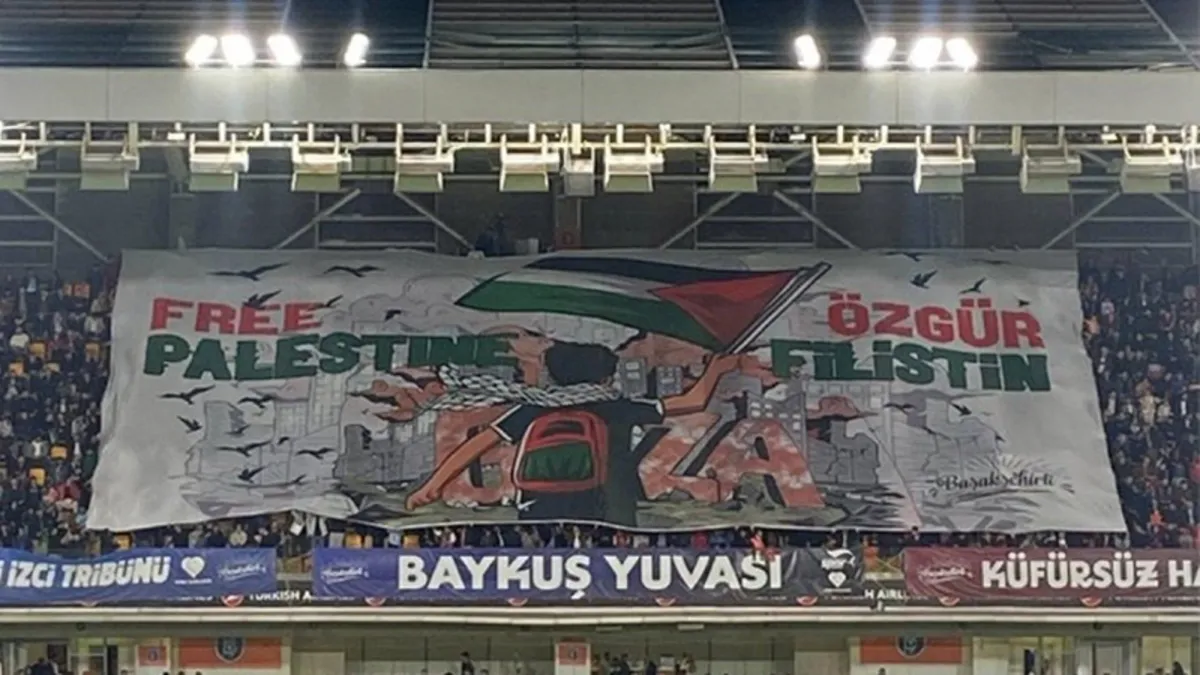 Başakşehir - Galatasaray maçında Filistin'e destek pankartları