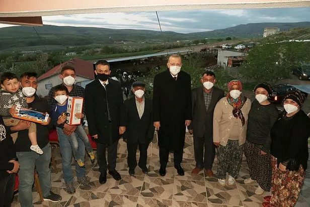 baskan-erdogan-hayvancilikla-ugrasan-dikmen-ailesine-iftarda-misafir-oldu-1620153327104.jpeg Başkan Erdoğan çiftçi Bekir Dikmen ve ailesine iftarda misafir oldu-2