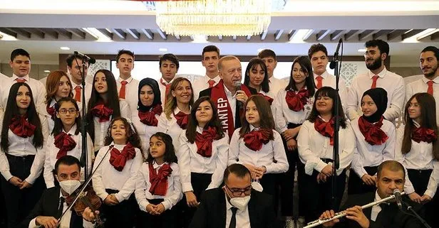 Başkan Erdoğan, Güneydoğu’nun en büyük kongre merkezini açtı: ‘Beraber Yürürdük Biz bu Yollarda’ şarkısına eşlik etti