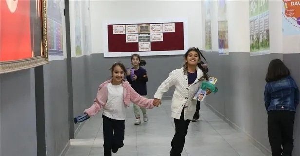 Eğitimde ara tatil molası sona erdi! 18 milyon öğrenci 1,2 milyon öğretmen... 81 ilde ders zili çalıyor