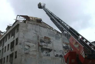 Güngören’de 5 katlı binanın çatısı çöktü: 1 yaralı