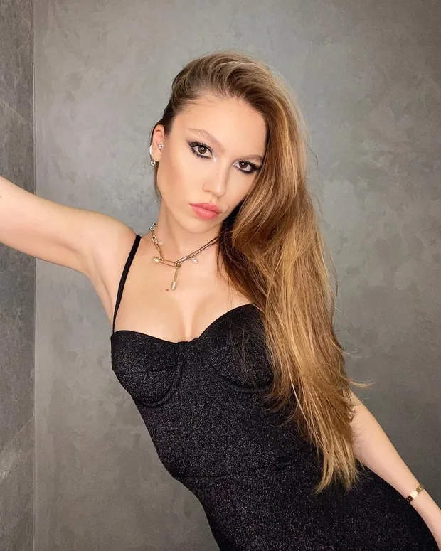 Duygu Özaslan alay konusu olmakta formunu koruyor! Duygu bu kez 'Bittikçe doldurabiliyorsunuz' diyerek suluk reklamı yaptı pes-2