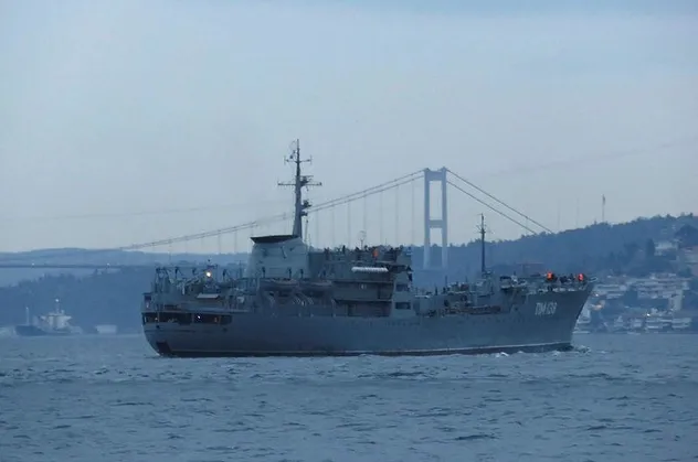 Rus Donanması'na ait 'PM-138' borda numaralı savaş gemisi İstanbul Boğazı'ndan geçti