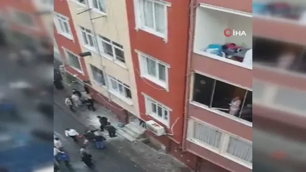 istanbul-esenlerde-can-pazari-carsafa-atlayarak-yanmaktan-kurtuldular-1634048430182.jpg İstanbul Esenler'de can pazarı! Çarşafa atlayarak yanmaktan kurtuldular-3