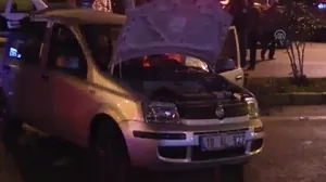 İzmir’de otomobil refüjdeki direğe çarptı: 1 ölü, 2 yaralı