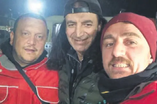 CZN Burak lakaplı Burak Özdemir harekete geçti! Messi ve Ronaldinho formasını depremzedeler için satışa çıkarttı!