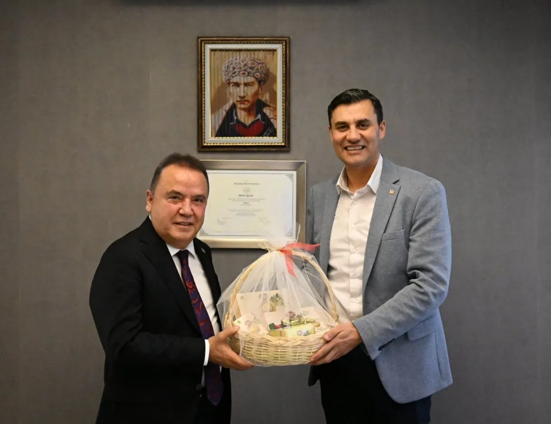 Özgür Özel’in Manisa çelişkisi! Bizzat Muhittin Böcek yalanladı: Genel Başkan istedi gittim