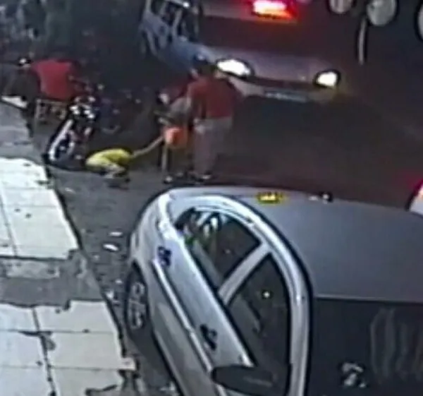 izmir-konakta-sokak-ortasinda-esinden-siddet-goren-kadin-sikayetci-olmadi-1627298955696.jpg İzmir Konak'ta sokak ortasında eşinden şiddet gören kadın şikayetçi olmadı-4