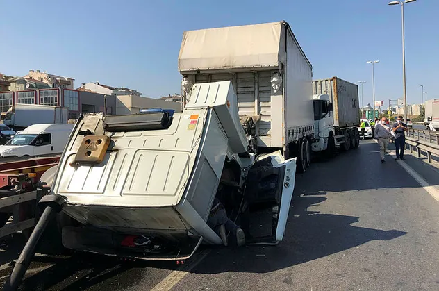 Beylikdüzü'nde üç tır birbirine girdi! Trafik kilitlendi