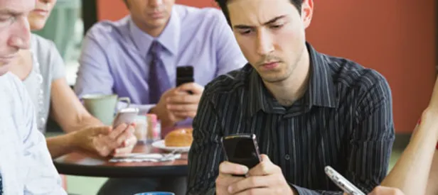 Akıllı telefon kullanırken "mesaj boynu"na dikkat