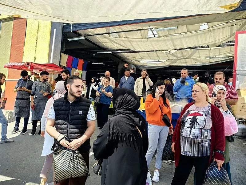 Bakırköy Halk Pazarı'nda bomba paniği! Yankesicilik yaparken yakalanan zanlı "bomba var" diye bağırdı-5