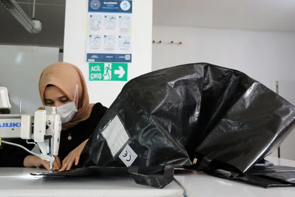 yaptiklari-isi-duyunca-tuyleriniz-urperecek-abd-icin-15-milyon-ceset-torbasi-diktiler-1621842772810.jpg Yaptıkları işi duyunca tüyleriniz ürperecek! ABD için 1,5 milyon ceset torbası diktiler-4