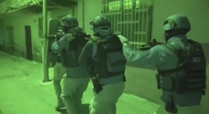 pkkya-bozdogan-33-operasyonu-1-mayista-sokaklari-karistirmaya-hazirlananlar-enselendi-11-ilde-cok-sayida-gozal-1714473442516.jpeg PKK'ya 'Bozdoğan-33' operasyonu! 1 Mayıs'ta sokakları karıştırmaya hazırlananlar enselendi: 11 ilde çok sayıda gözaltı-4