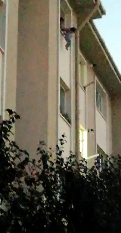 Burdur'da korku dolu anlar! Çocuğunu pencereden sarkıtıp, "atayım mı" diye bağıran kadını polis engelledi