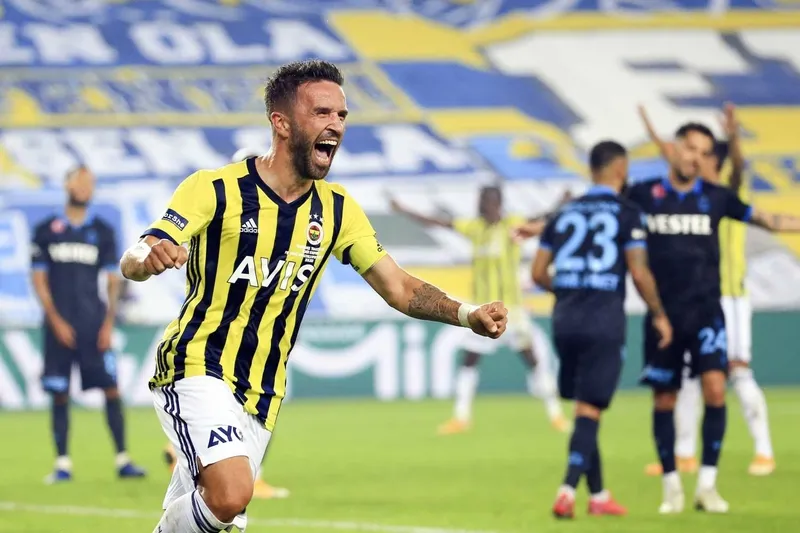 gokhan-gonul-yillar-sonra-yeniden-fenerbahcede-1757438083763.jpg