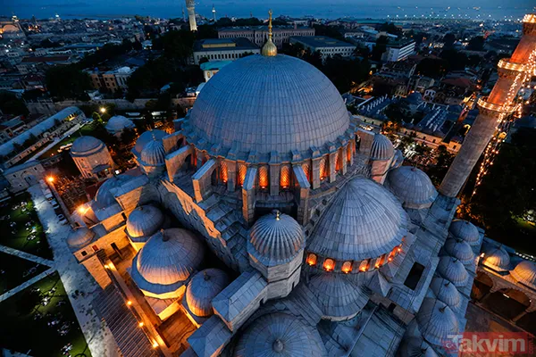 Kanuni Sultan Süleyman tarafından 1551-1557 yılları arasında yaptırılan Süleymaniye Camisi'nin yüksekliği 53 metre, 27,5 metre çapında olan büyük kubbesi,...