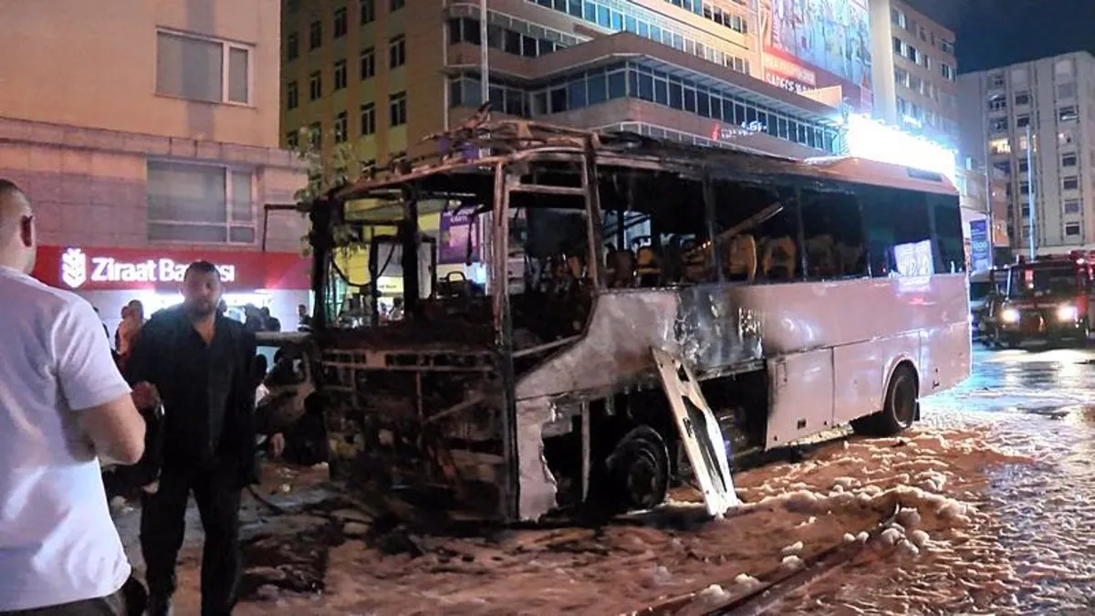 Şişli’de turistleri taşıyan tur otobüsü yandı! Alevler 3 otomobile sıçradı