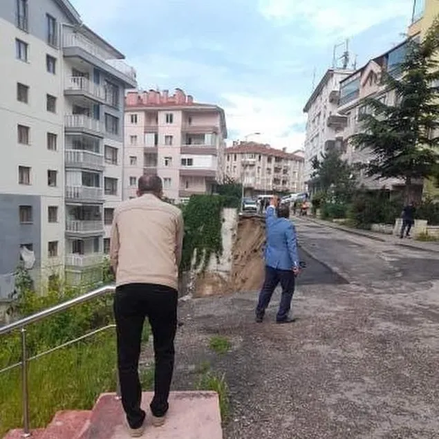 Ankara’da yeni onarılan yol çöktü!