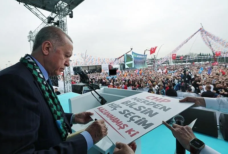 Başkan Erdoğan, ʺCHP nerden bilsin hiç seçim kazanmamış kiʺ pankartını imzaladı.