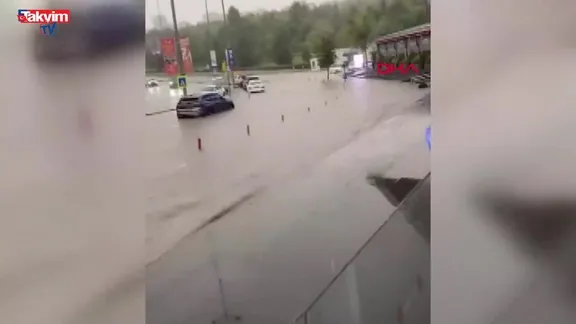 Ankara'da sağanak! Yollar göle döndü!