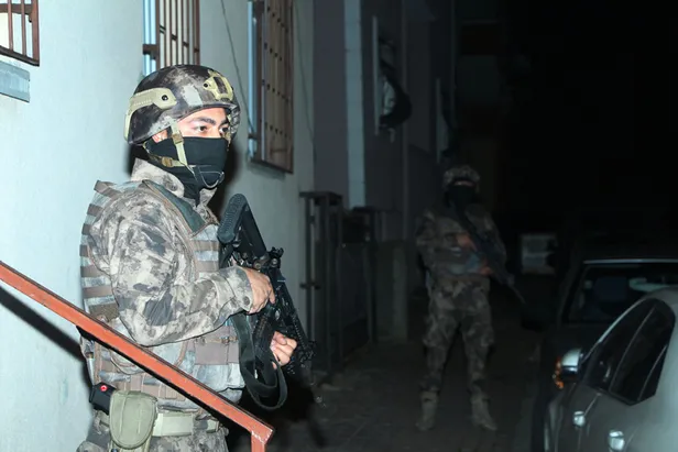 İstanbul'da şafak operasyonu! Çok sayıda kişi gözaltında-2