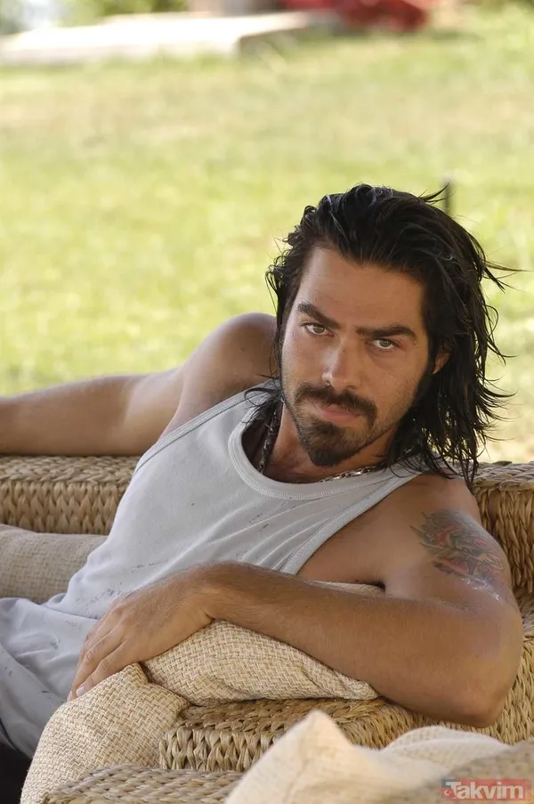 Uğur Pektaş paylaşımına "Etrafımızdaki insanları değiştiremeyiz fakat Etrafımızdaki insanları değiştirebiliriz..." notunu ekledi.