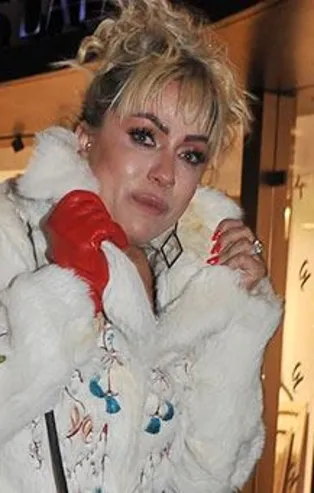 Yeliz Yeşilmen'in yüzündeki fondöten beyaz kürküne bulaştı