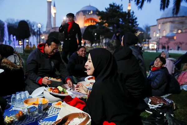sultanahmet-meydaninda-ilk-iftar-heyecani-1679595753806.jpg