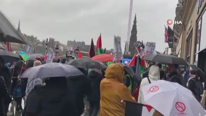 soykrima-destek-veren-barclays-bankasina-tepki-iskocyada-yuzlerce-kisi-filistin-icin-tek-yurek-oldu-nehirden-d-1702133111937.jpeg