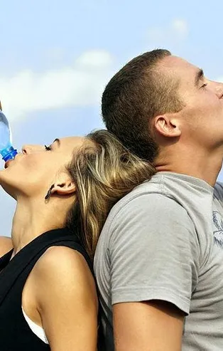 Coronavirüse (Kovid-19) karşı bol su için