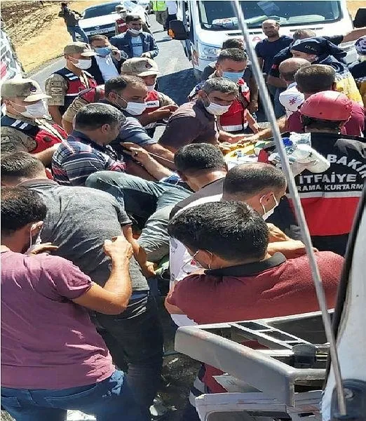Diyarbakır'da feci kaza! Çöp kamyonuyla kamyonet çarpıştı: 2 ölü, 2 yaralı-4