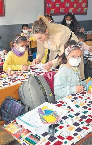 6.5 yıl Yüksekova'daki köy okulunda öğretmenlik yapan Alime Taşçı Eskişehir'e atanınca öğrencilerinin hasretine dayanamadı