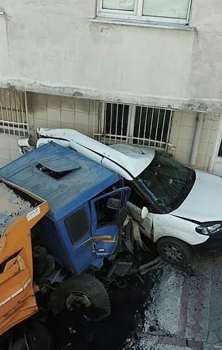 Saniye saniye dehşet! Hafriyat kamyonu 6 aracı biçti