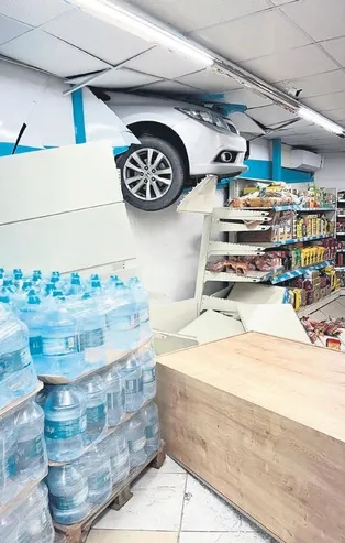 İstanbul Çekmeköy'de fren yerine gaza basan sürücü markete çatıdan daldı
