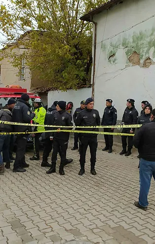 Konya'da 2 katlı kerpiç ev çöktü