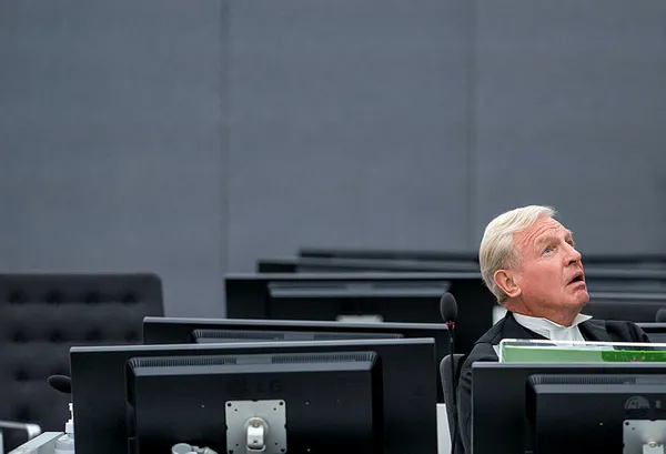 istifa-eden-kosova-cumhurbaskani-hasim-thaci-laheyde-ilk-kez-hakim-karsisina-cikti-1604941118994.jpg İstifa eden Kosova Cumhurbaşkanı Haşim Thaçi, Lahey'de ilk kez hakim karşısına çıktı-5