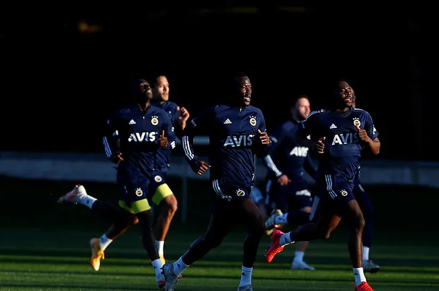 Fenerbahçe'nin Alanyaspor maçı kamp kadrosu belli oldu