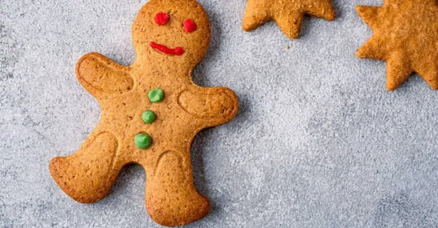 Çay saatlerine çok yakışıyor! Ağızda dağılan kıyır kıyır zencefilli tarçınlı yılbaşı kurabiyesi tarifi